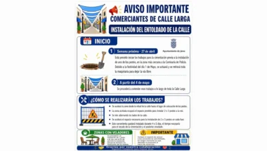 Cartel informativo sobre las fases de instalación del entoldado en la calle Larga de Jerez para comerciantes y hosteleros.