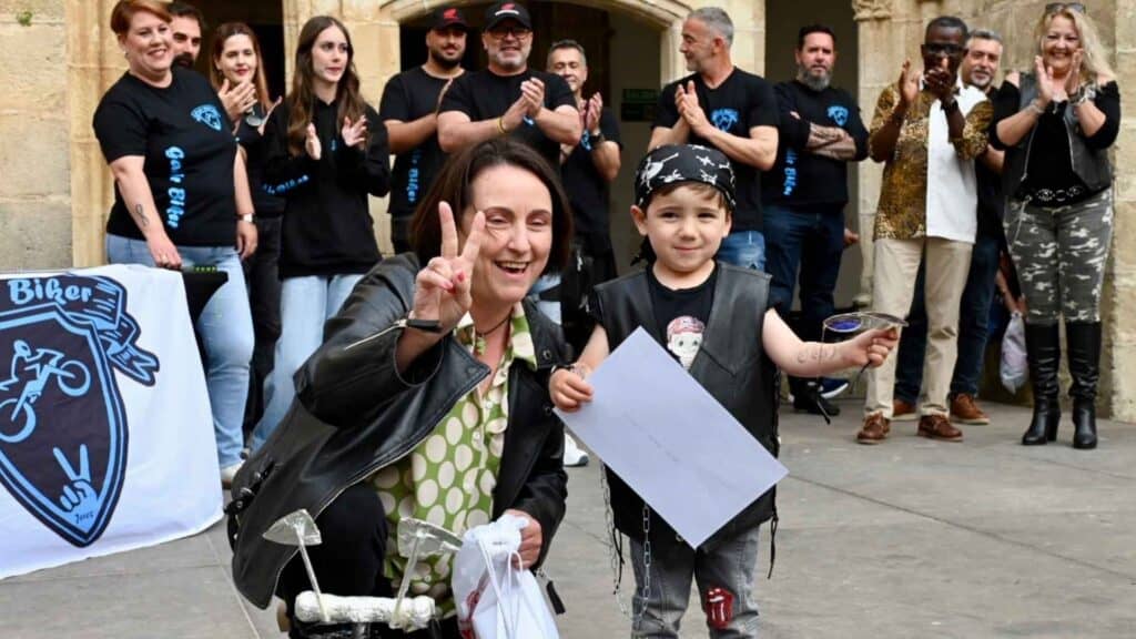 La delegada Nela García entrega un premio a un alumno participante en el II Concurso MinibikerGP en los Claustros de Santo Domingo.