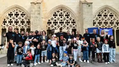 Foto de grupo de los escolares participantes, organizadores y la delegada Nela García tras la entrega de premios del II Concurso MinibikerGP en Jerez.