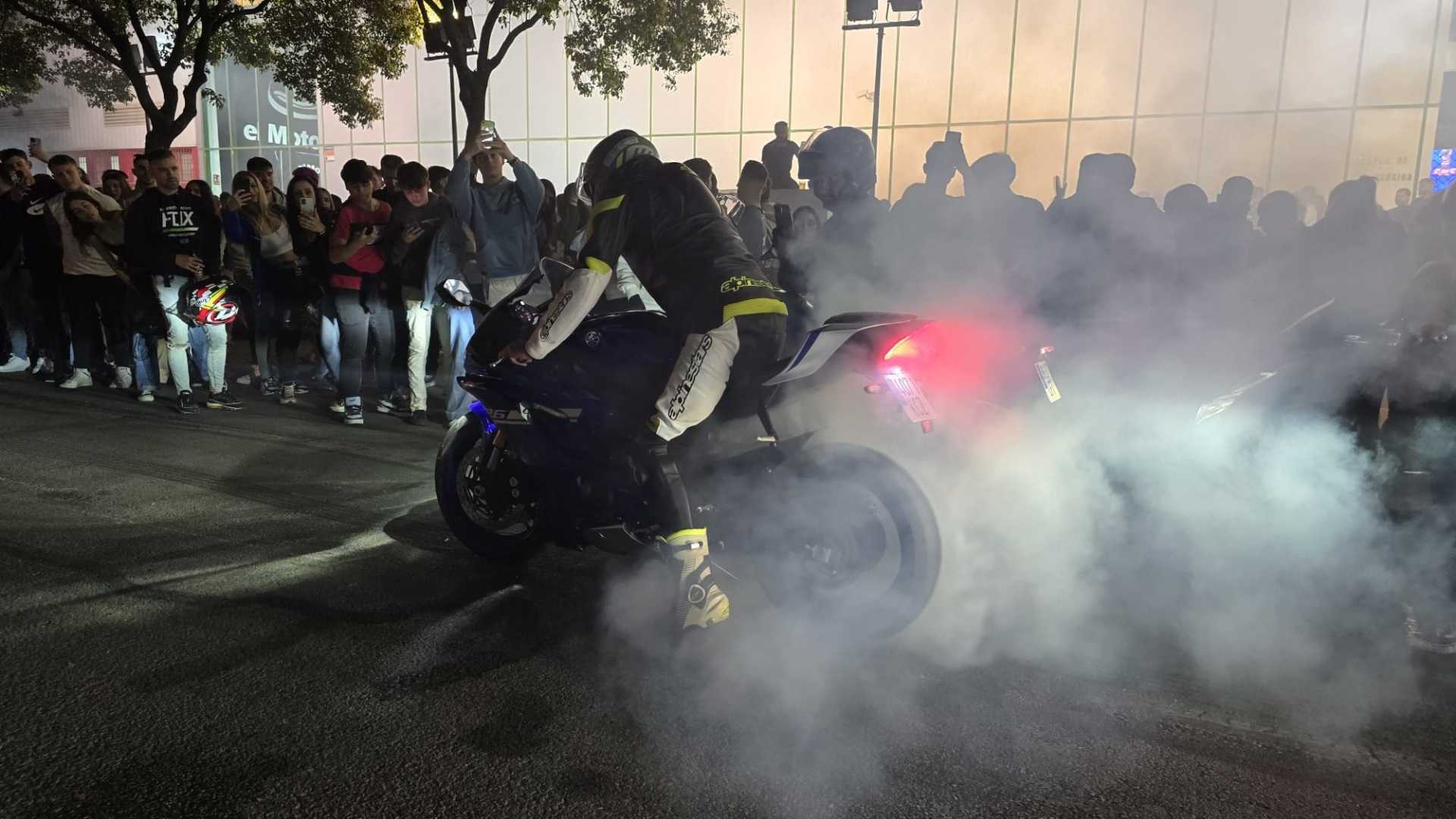 Motociclista realizando una maniobra de humo ante una multitud de aficionados en las calles de Jerez durante el Gran Premio de España de MotoGP 2026.