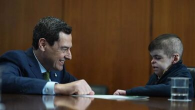 Juanma Moreno con un niño beneficiario del tratamiento para la piel de mariposa en Andalucía.