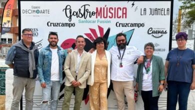 La alcaldesa Carmen Álvarez con organizadores y colaboradores en el photocall del Gastromúsica 2026 en Sanlúcar.