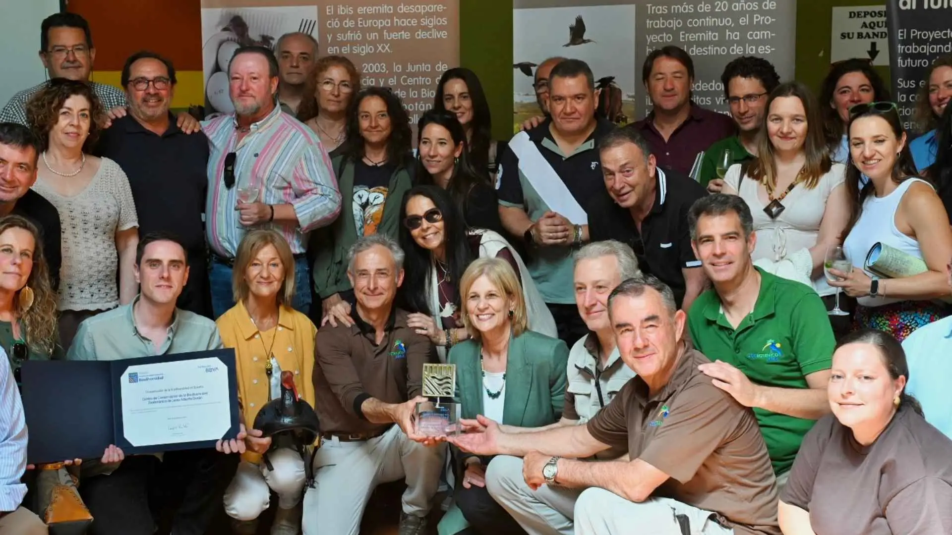 Equipo técnico y voluntarios celebrando el Premio Fundación BBVA a la Conservación de la Biodiversidad por el Proyecto Eremita.