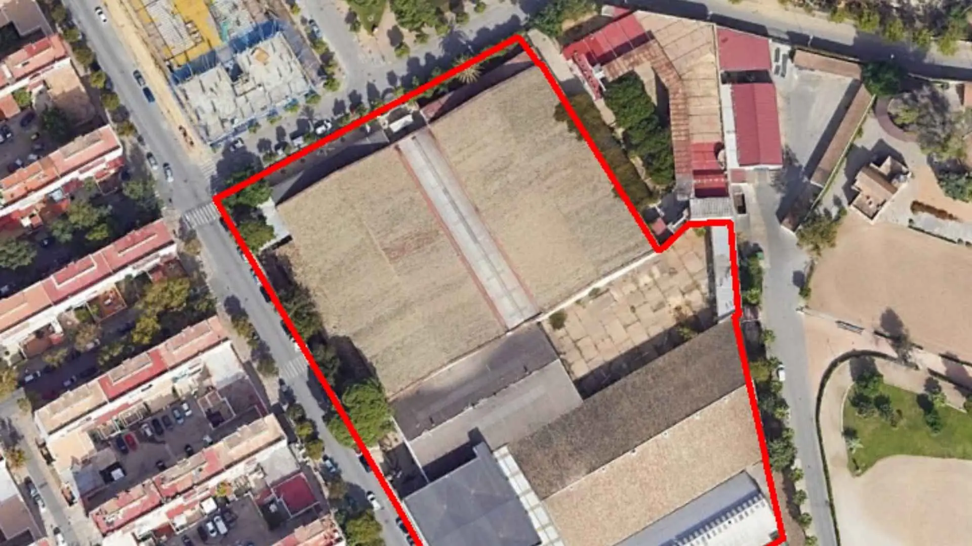 Vista aérea de la parcela municipal en calle Pizarro para la construcción de viviendas protegidas en Jerez.