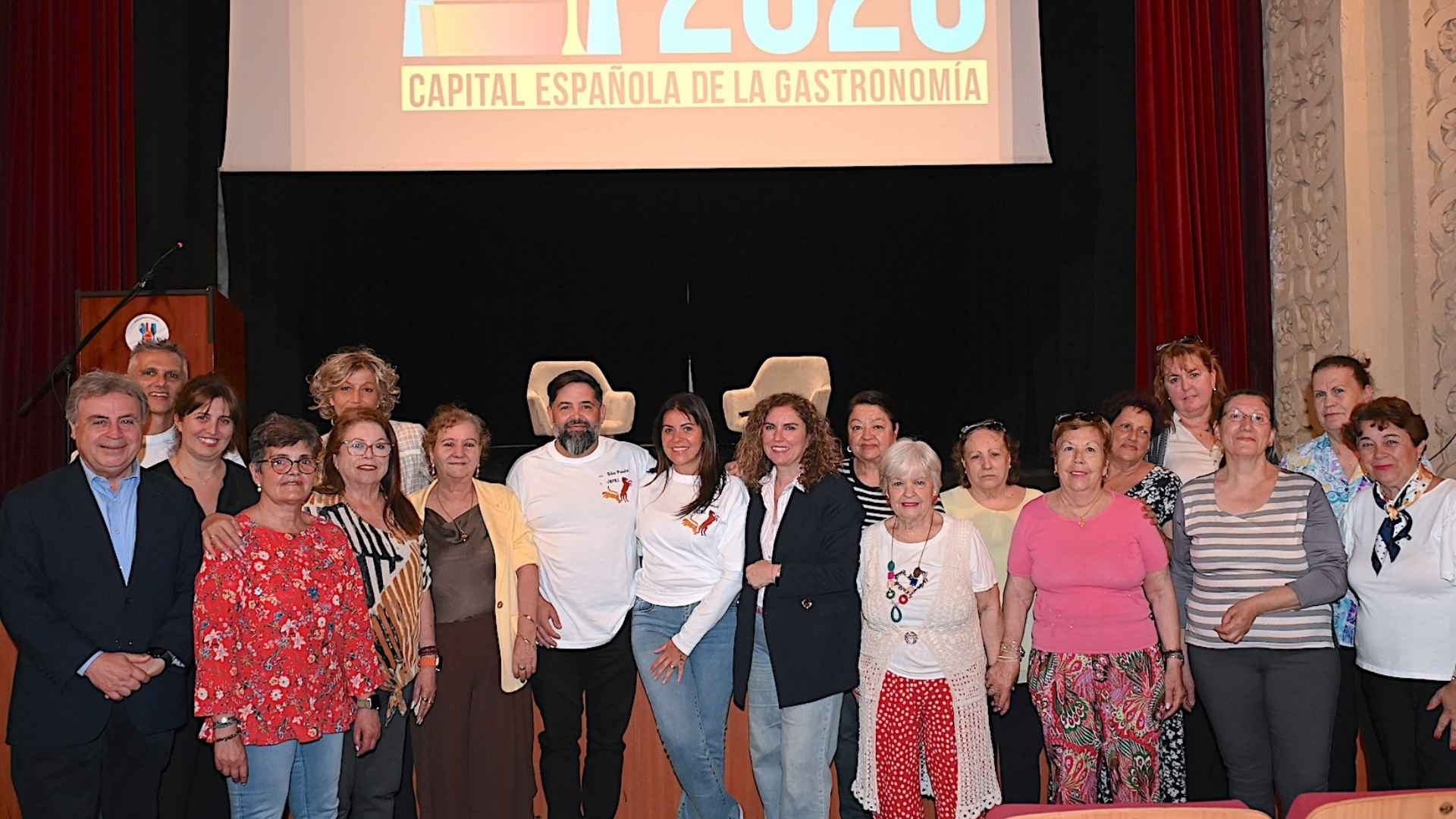 Antonio Real junto a la chef Janaína Torres y asistentes en la Sala Compañía durante Jerez Capital Española de la Gastronomía.