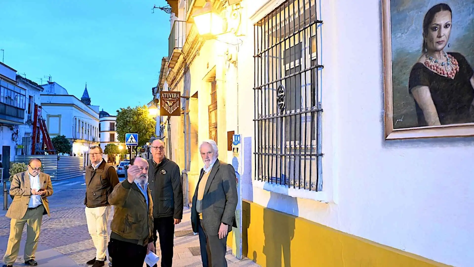 Vecinos y representantes recorriendo las calles del barrio de San Miguel en Jerez ante la falta de seguridad.