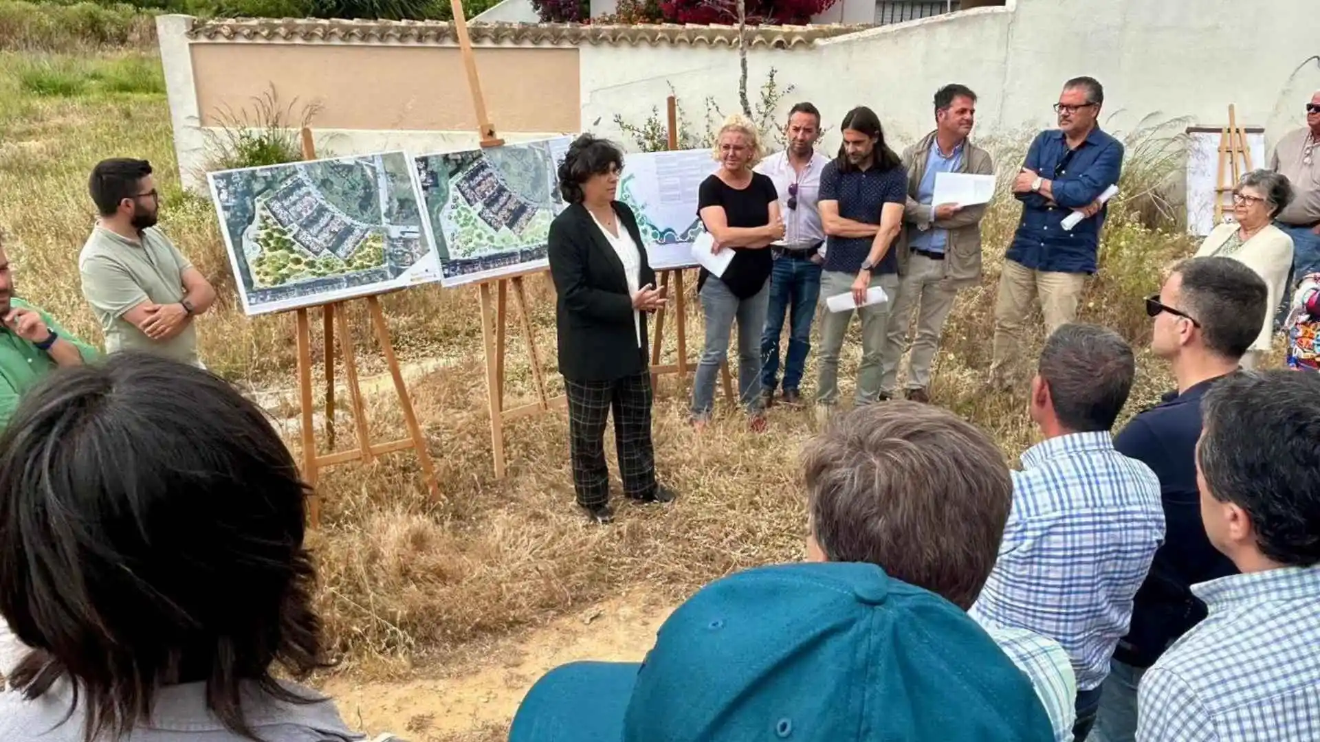 Carmen Álvarez presenta el proyecto del Parque Mirador de Doñana a los vecinos de Sanlúcar.