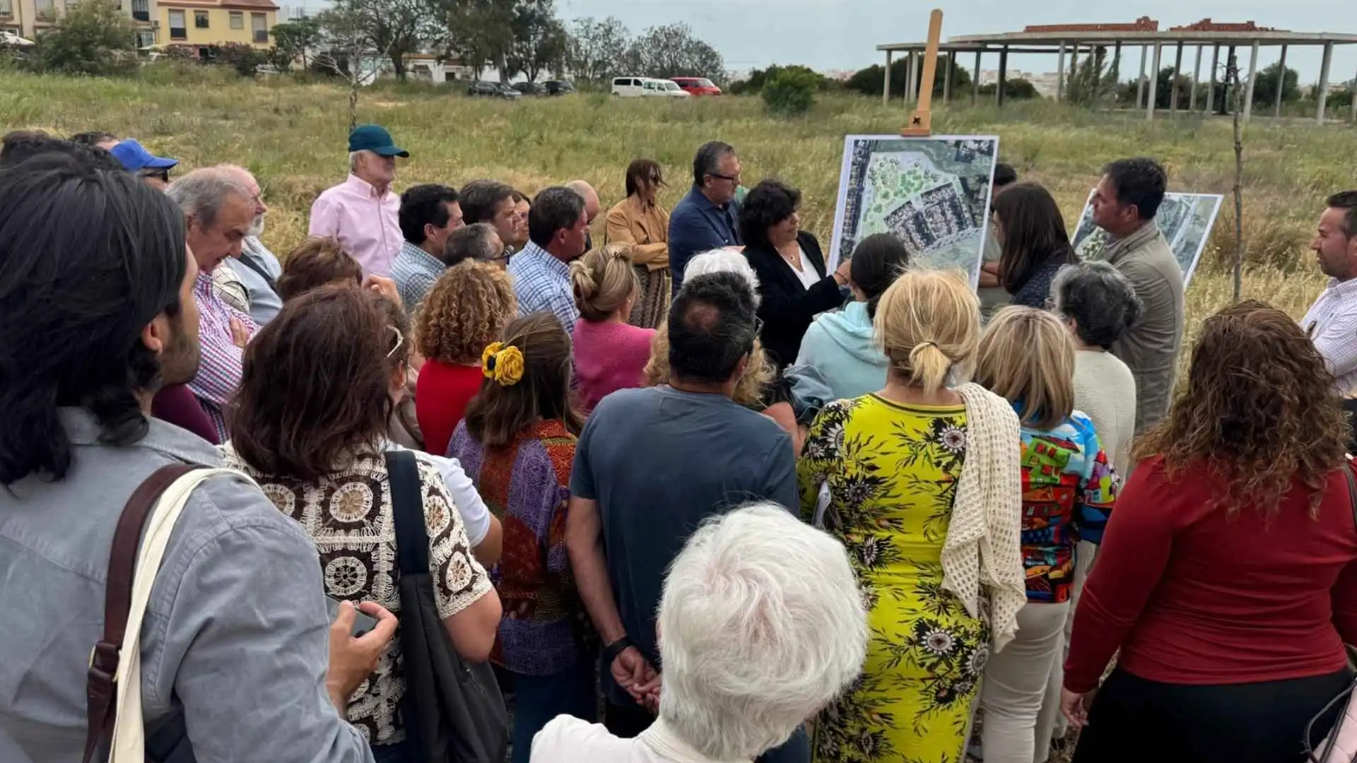 Carmen Álvarez explica el proyecto del Parque Mirador de Doñana a los vecinos de Sanlúcar.