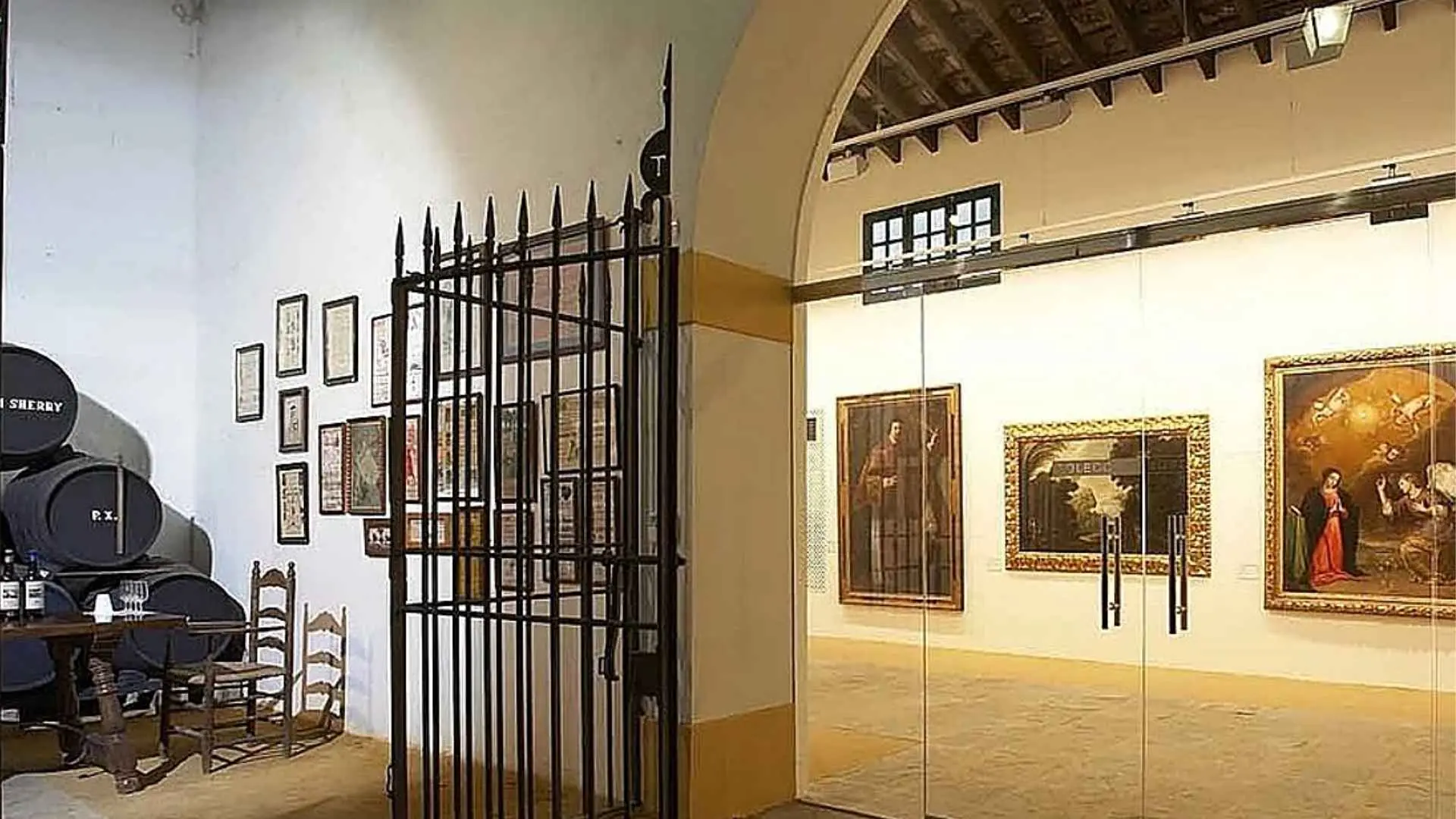 Pinacoteca de Bodegas Tradición en Jerez con cuadros de grandes maestros.