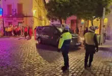 Agentes de la Policía Local y furgón de Guías Caninos de la Policía Nacional acordonando una calle céntrica de noche tras un aviso de bomba.