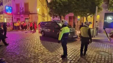 Agentes de la Policía Local y furgón de Guías Caninos de la Policía Nacional acordonando una calle céntrica de noche tras un aviso de bomba.