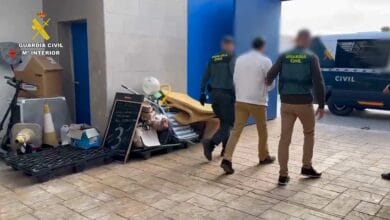 Agentes de la Guardia Civil escoltan a un detenido por la estafa de combustible en Almería.