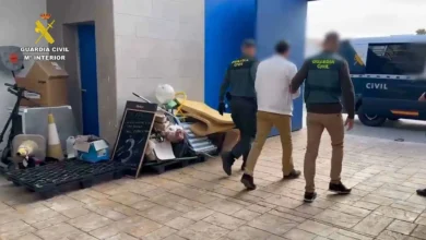 Agentes de la Guardia Civil escoltan a un detenido por la estafa de combustible en Almería.