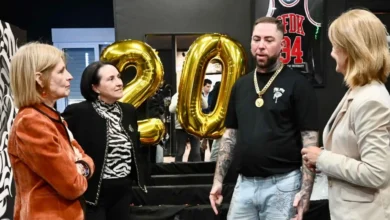 La alcaldesa de Jerez, María José García-Pelayo, visita al tatuador Jesús Romero en el 20 aniversario de Piki Tatoo.