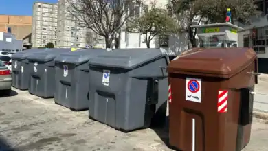 Contenedores de residuos en Jerez con el nuevo contenedor marrón para restos orgánicos.