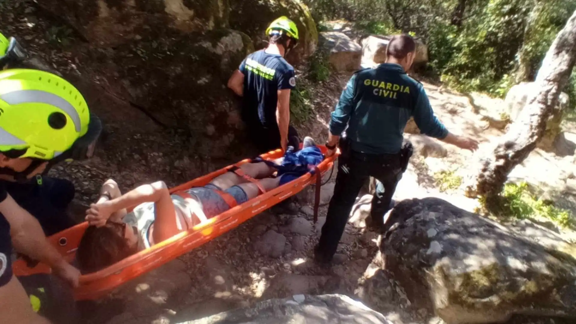 Evacuación en camilla de senderista accidentada en Alcalá de los Gazules por la Guardia Civil y Bomberos.