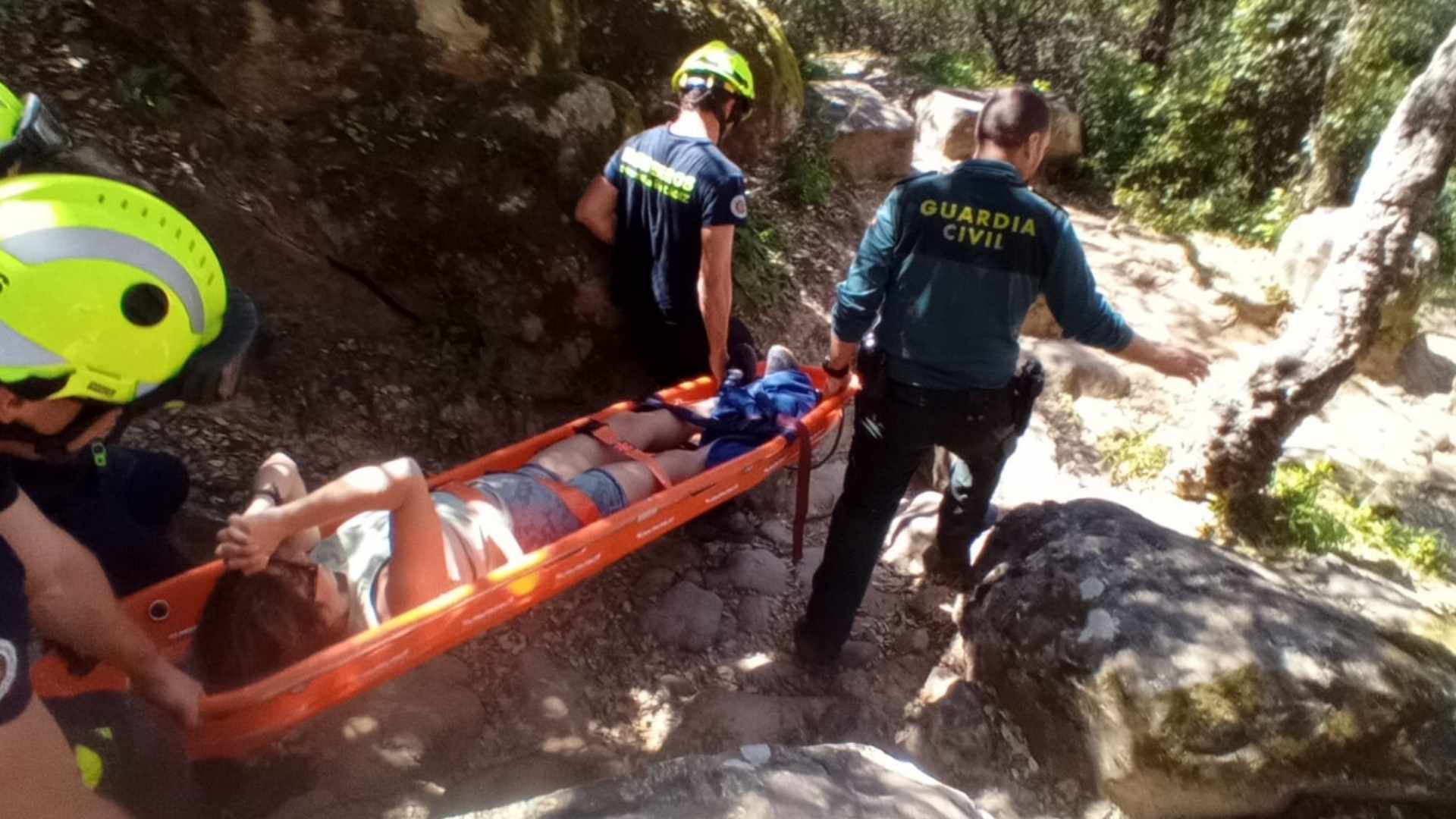 Evacuación en camilla de senderista accidentada en Alcalá de los Gazules por la Guardia Civil y Bomberos.