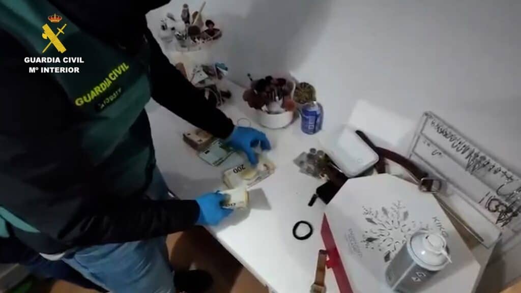 Agente de la Guardia Civil de Almería contabilizando dinero intervenido en la operación contra el narcotráfico y el tiroteo.