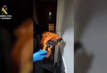 Arma de fuego incautada por la Guardia Civil en Almería tras desarticular una red de narcotraficantes.