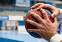 Balón de balonmano en un partido juvenil en San Fernando, Andalucía.