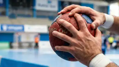 Balón de balonmano en un partido juvenil en San Fernando, Andalucía.