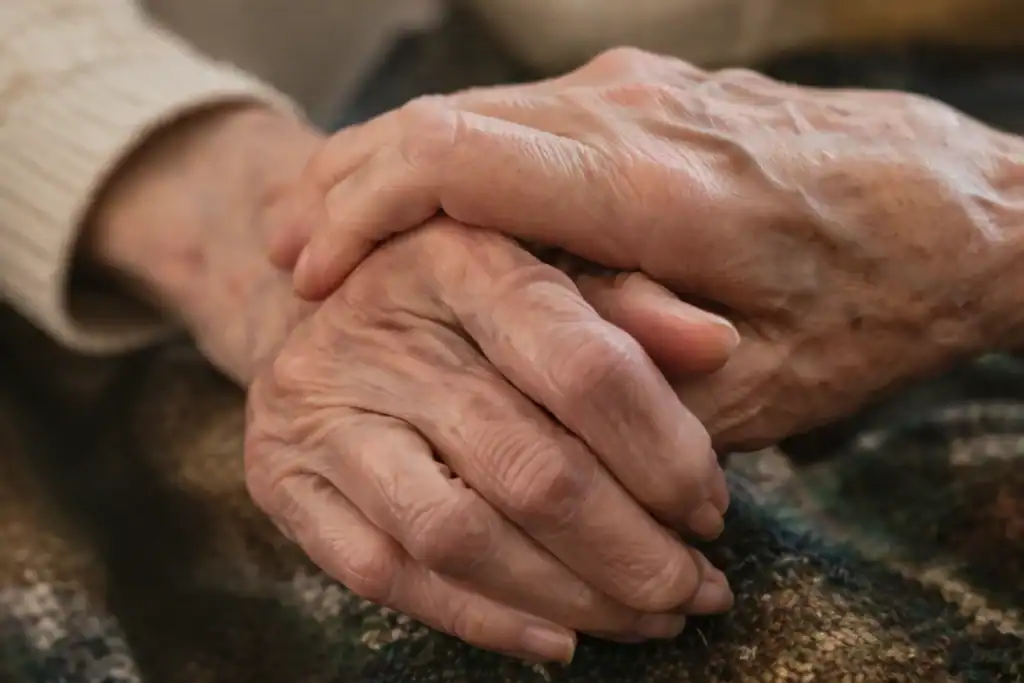 Representantes y asistentes del evento de Párkinson Bahía de Cádiz en San Fernando, reunidos durante la jornada informativa.