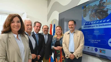 Presentación oficial de los Carruajes de la Integración 2026 en Jerez con la participación de delegados municipales y representantes de Cedown y Aspanido ante el cartel del evento.