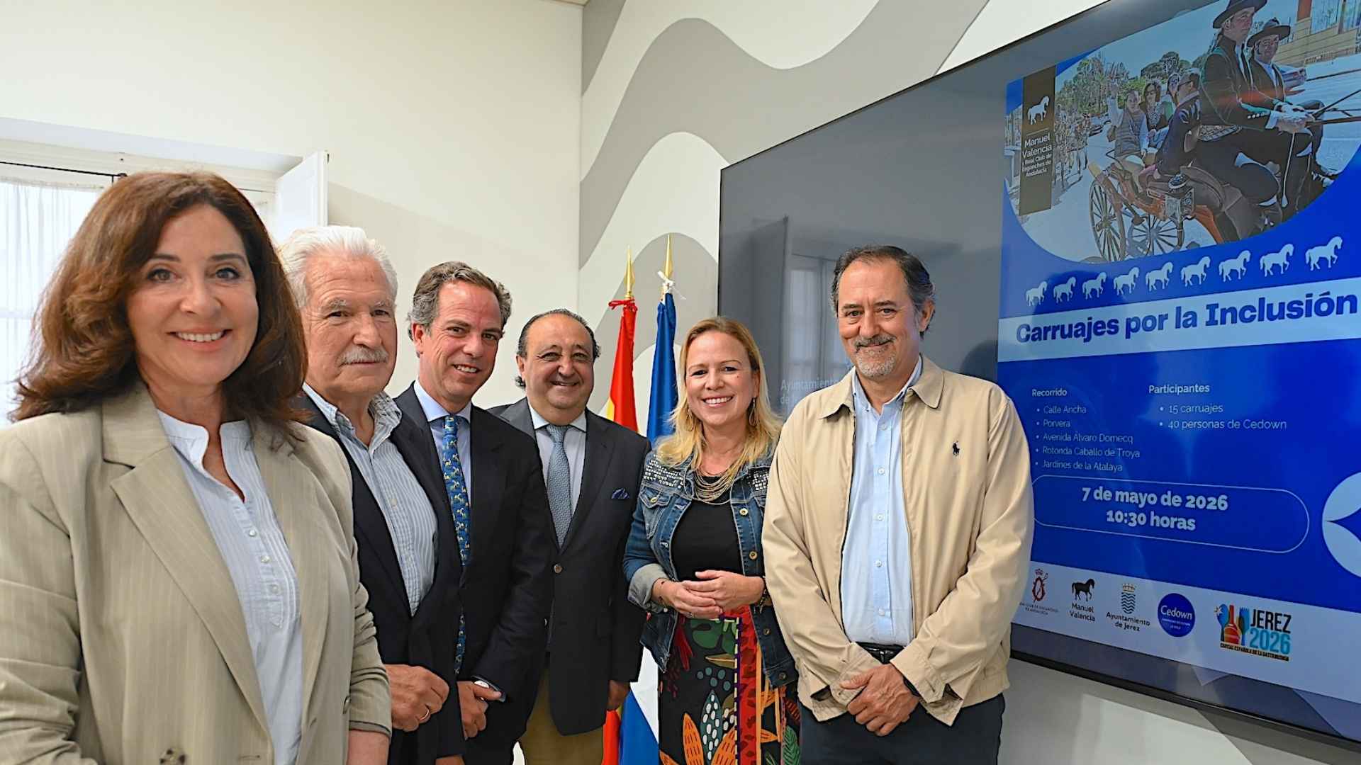 Presentación oficial de los Carruajes de la Integración 2026 en Jerez con la participación de delegados municipales y representantes de Cedown y Aspanido ante el cartel del evento.