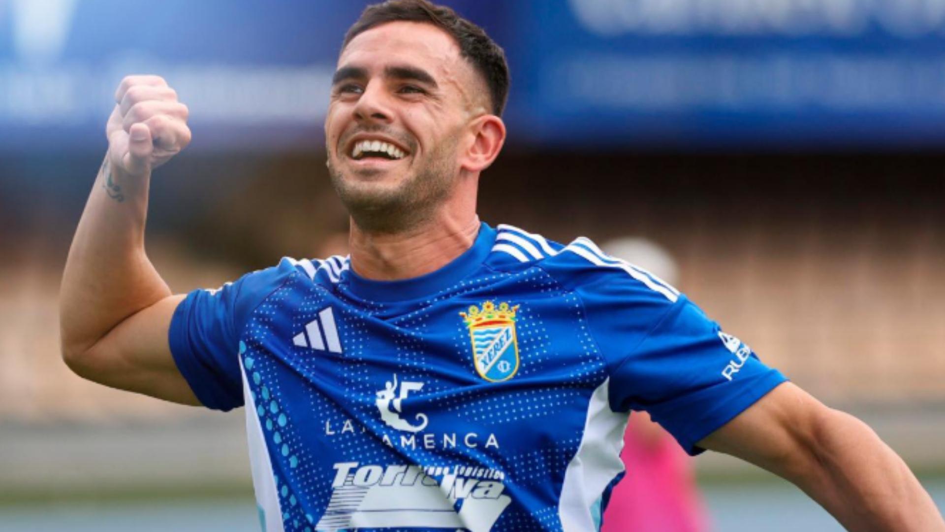 Jugador del Xerez CD celebrando la clasificación al playoff de ascenso en Chapín.