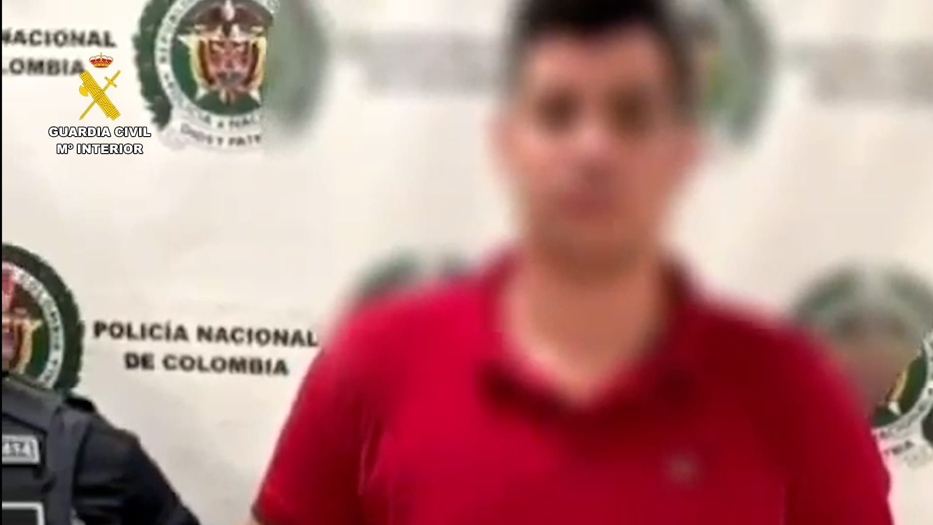 Sospechoso detenido por el asesinato de Ambrosio en Ubrique custodiado por la Policía Nacional de Colombia y la Guardia Civil.