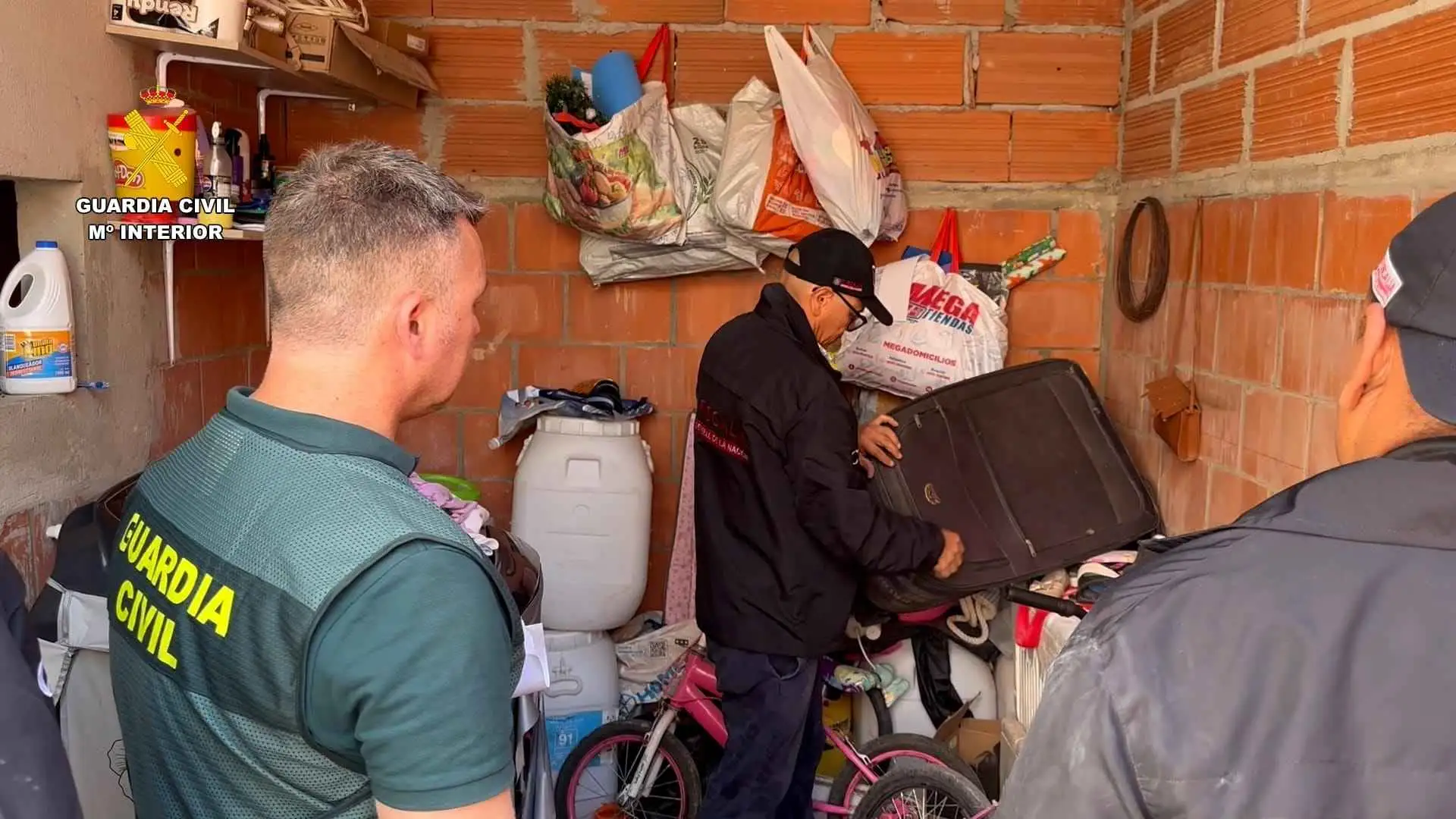 Agentes de la Guardia Civil durante el registro de una vivienda relacionado con el asesinato de Ambrosio en Ubrique.