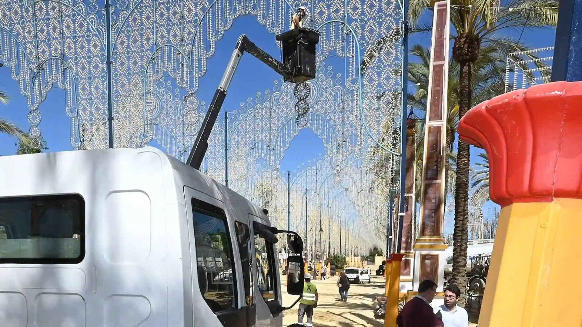 Operarios trabajando en el montaje del alumbrado de la Feria del Caballo 2026 en el Parque González Hontoria de Jerez.