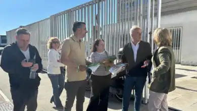 Miembros del PSOE de Jerez informando sobre la sanidad pública en el Centro de Salud de la Zona Sur.