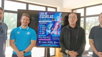 Tomás Sampalo y Enrique García presentan el cartel de la IV Liga de Escuelas de Fútbol Sala en Jerez.