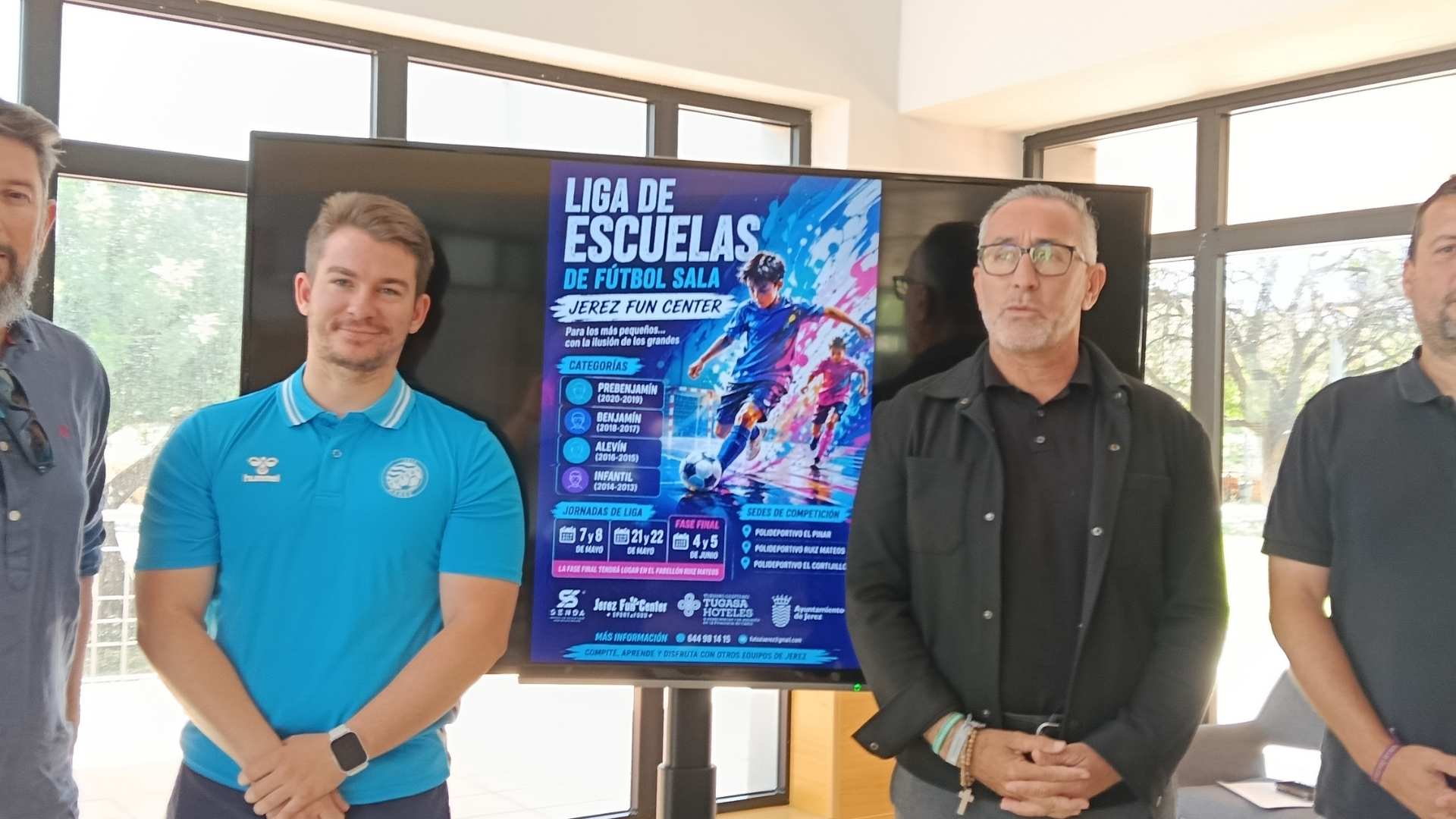 Tomás Sampalo y Enrique García presentan el cartel de la IV Liga de Escuelas de Fútbol Sala en Jerez.