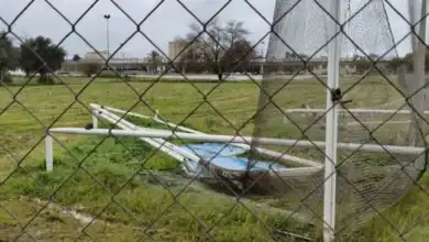 Estado de deterioro de las instalaciones exteriores de lanzamiento en el complejo deportivo Chapín en Jerez.