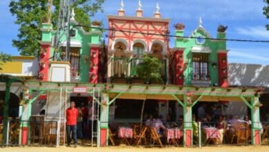 Fachada y exorno de una caseta tradicional participante en el Concurso de Casetas Feria del Caballo 2026 de Jerez.