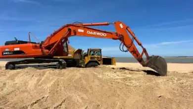Maquinaria pesada realizando trabajos de regeneración de la playa de Bajo de Guía en Sanlúcar de Barrameda