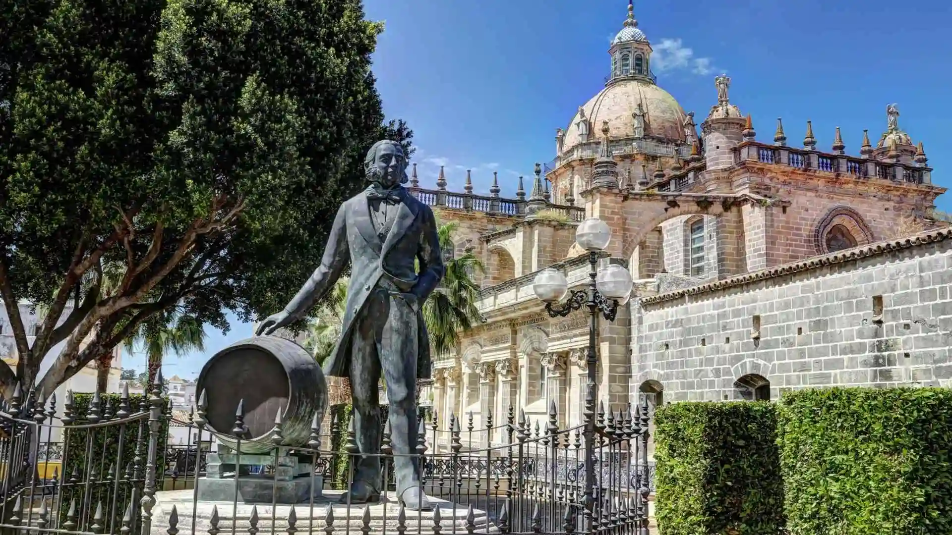 Monumento al vino y Catedral de Jerez de la Frontera bajo un cielo azul