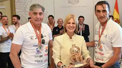 La alcaldesa de Jerez, María José García-Pelayo, recibe el trofeo del Campeonato Alcazaba de manos de miembros de la A.D. Sherrypol de la Policía Local.