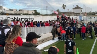 Momento del desplome del muro en el Estadio El Palmar tras el partido entre el Atlético Sanluqueño y Algeciras CF.