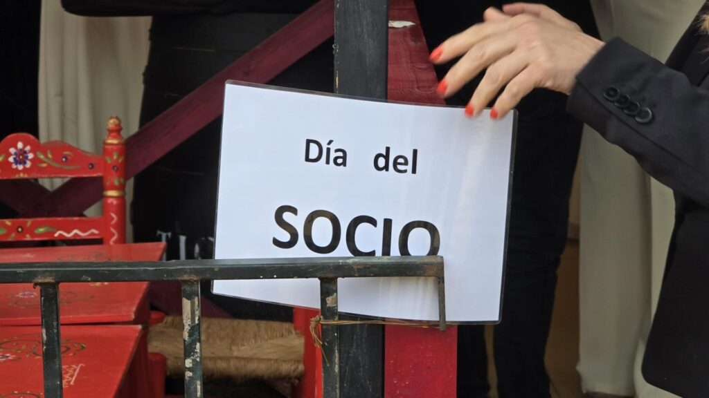 Cartel de Día del Socio en la puerta de una caseta de la Feria del Caballo de Jerez.