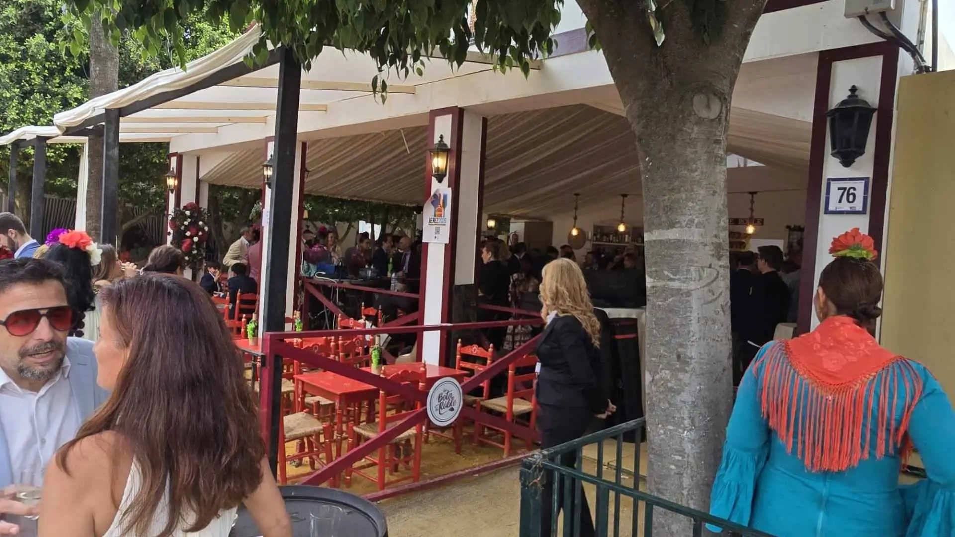 Exterior de la caseta La Bota de Roble en el Real de la Feria del Caballo de Jerez.