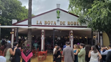 Fachada de la caseta La Bota de Roble en el Real de la Feria de Jerez con público en el exterior.