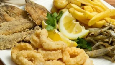 Plato de pescaíto frito en la Feria del Caballo 2026 contra el desperdicio alimentario.
