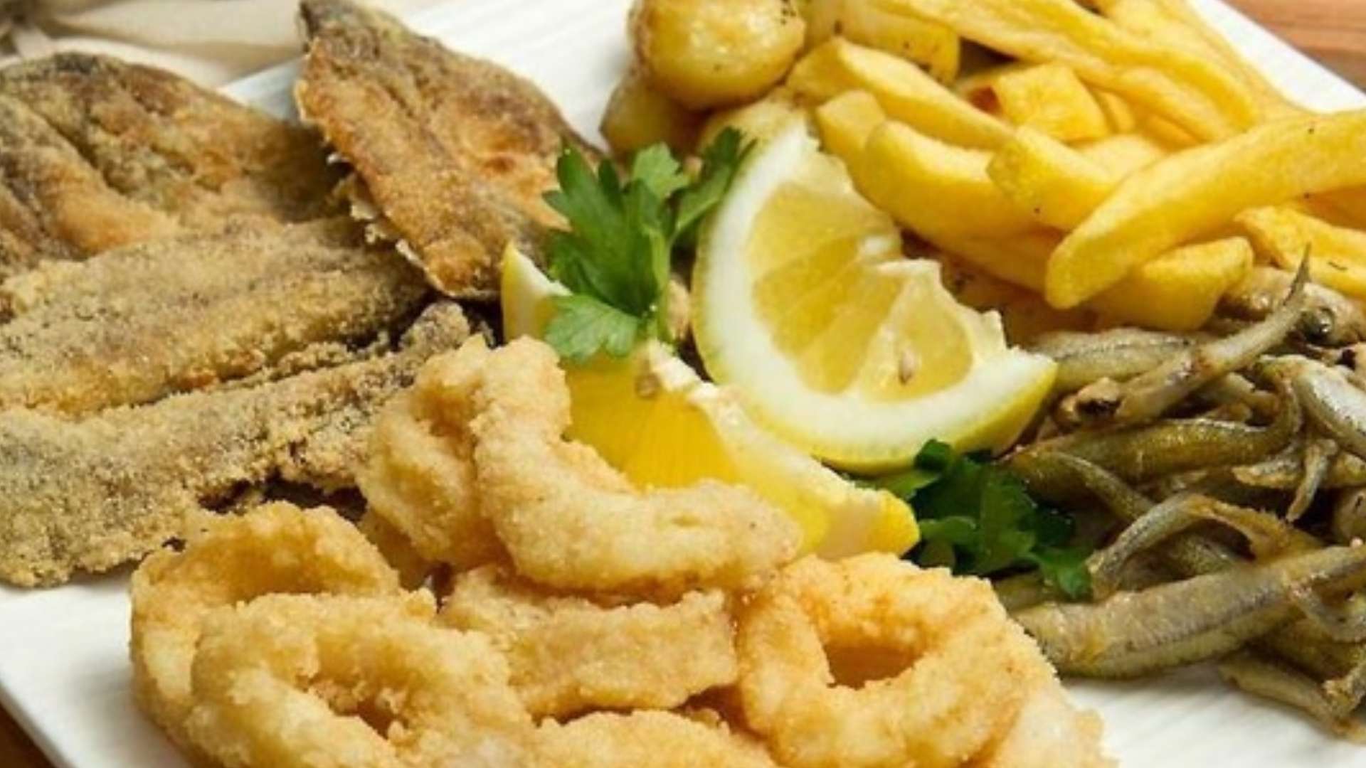 Plato de pescaíto frito en la Feria del Caballo 2026 contra el desperdicio alimentario.