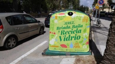 Contenedor de Ecovidrio personalizado para la Feria del Caballo de Jerez con el lema Brinda, Baila y Recicla Vidrio.