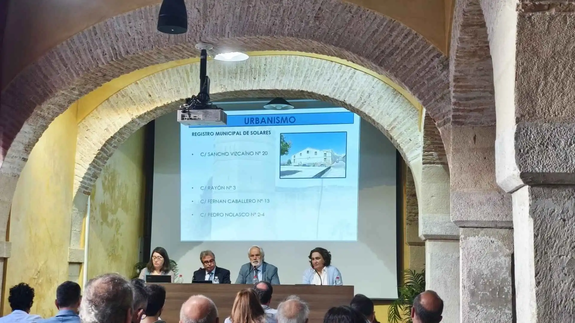 Reunión de la Mesa del Centro Histórico de Jerez presentando el Registro Municipal de Solares y proyectos urbanísticos.