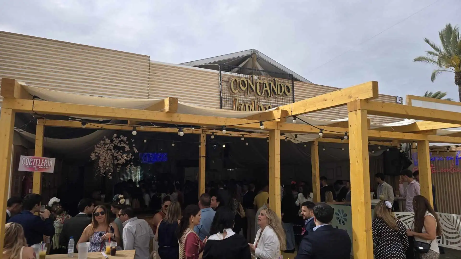 Fachada de la caseta Contando Lunares, la mejor caseta de estilo moderno en la Feria de Jerez con ambiente exclusivo.