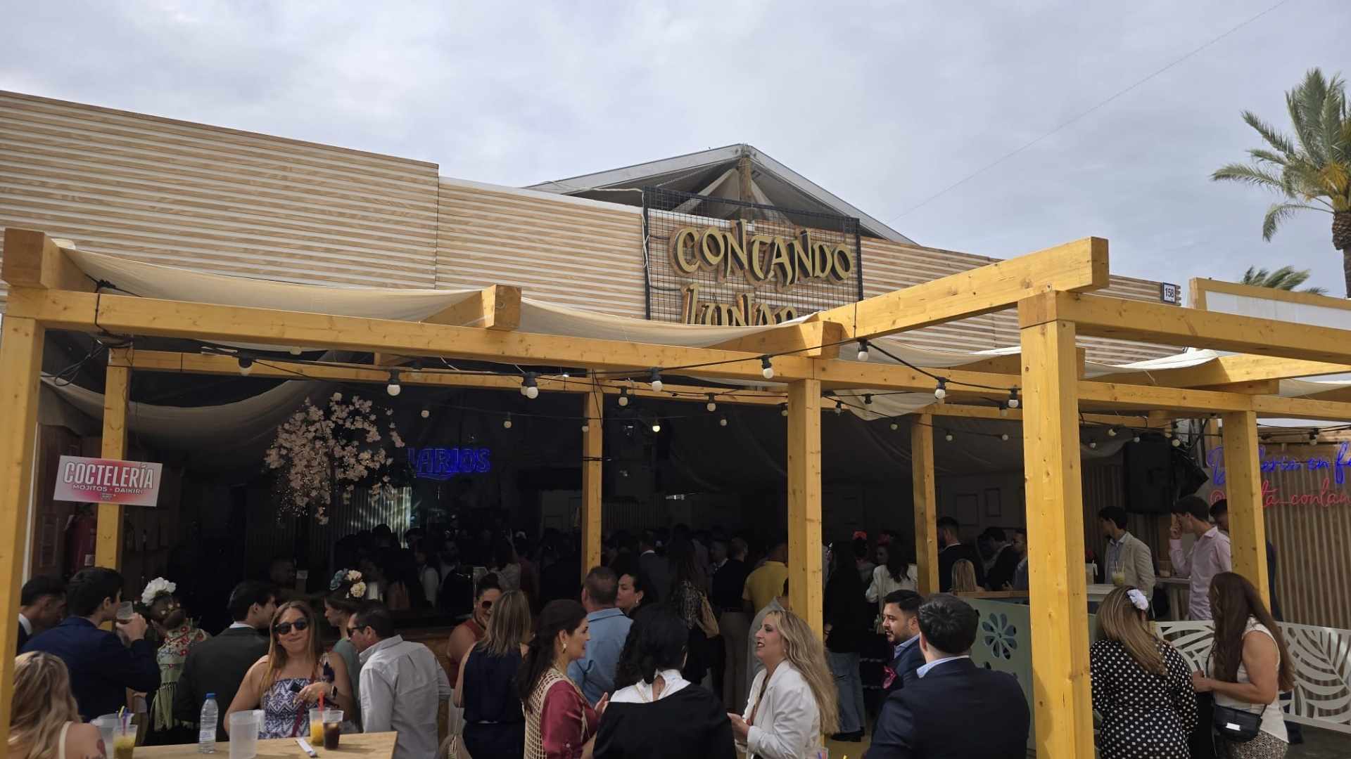 Fachada de la caseta Contando Lunares, la mejor caseta de estilo moderno en la Feria de Jerez con ambiente exclusivo.